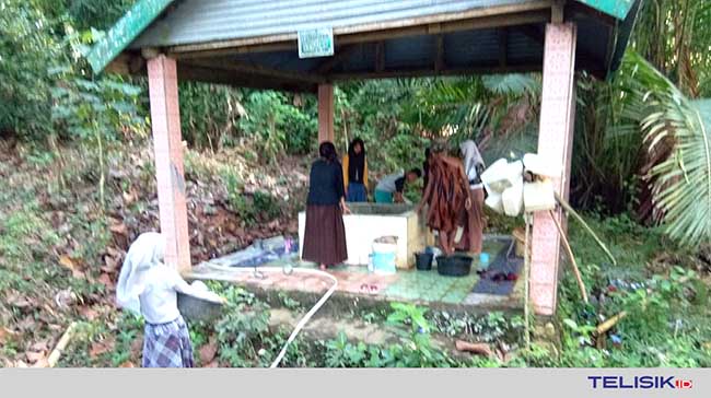 Kekeringan, Warga Berjalan Kaki 2 Km untuk Mencuci Pakaian