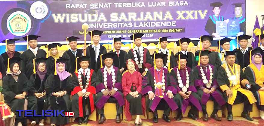 Ratusan Mahasiswa Unilaki di Wisuda