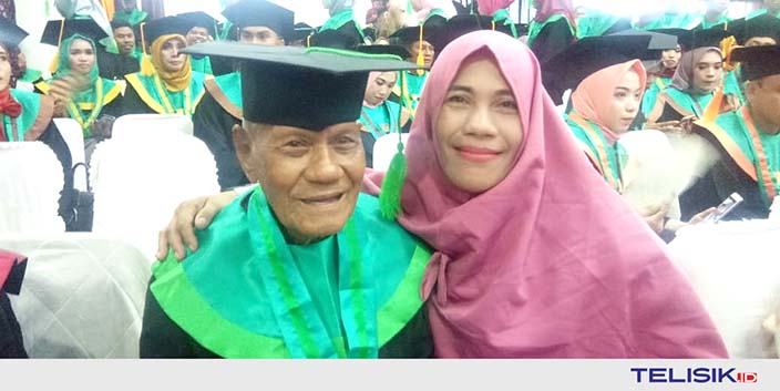 Wisuda di Umur 85 Tahun, Kakek ini Memiliki Tiga Cicit