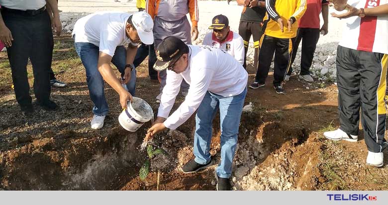 Hijaukan Lokasi GOR, Pemda Wakatobi Tanam 300 Pohon