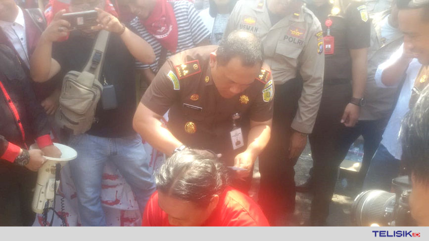 Kajari Kolaka Potong Rambut Seorang Aktifis di Kolaka