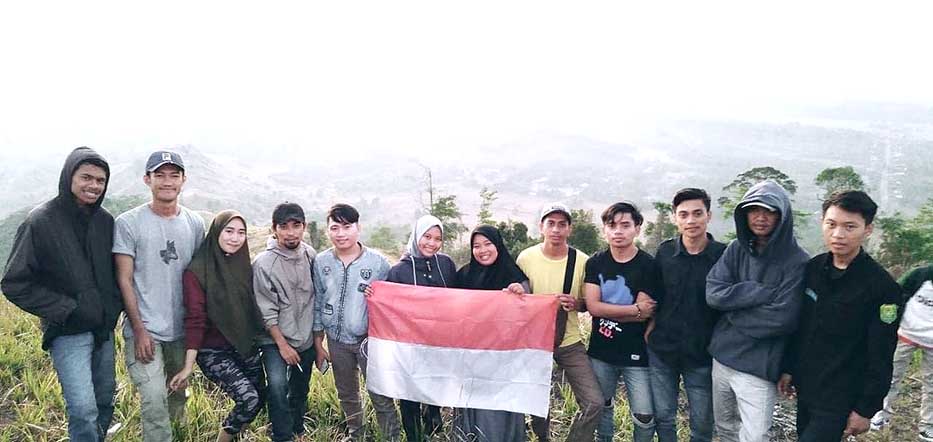 Melawan Ego Puncak Ahuawali di Ketinggian 700 Meter