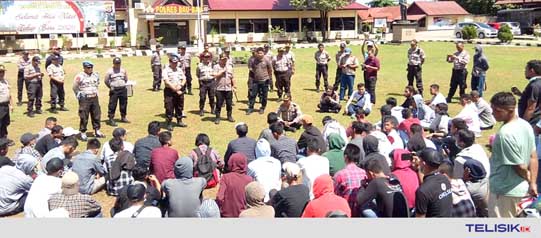 Masyarakat Demo Polres Baubau