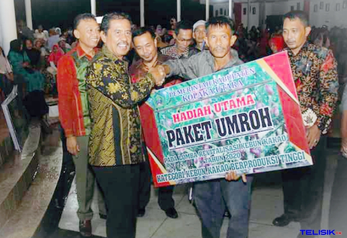 Bupati Kolut Umrohkan Dua Petani Kakao