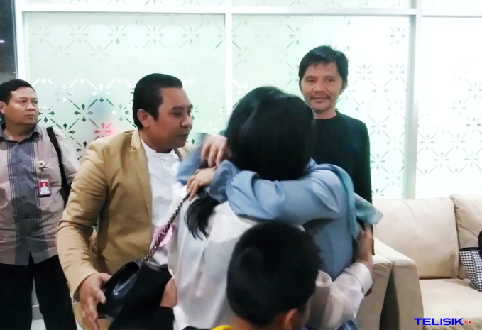 Disambut Haru, Mahasiswi Wuhan Asal Sultra Tiba di Kendari