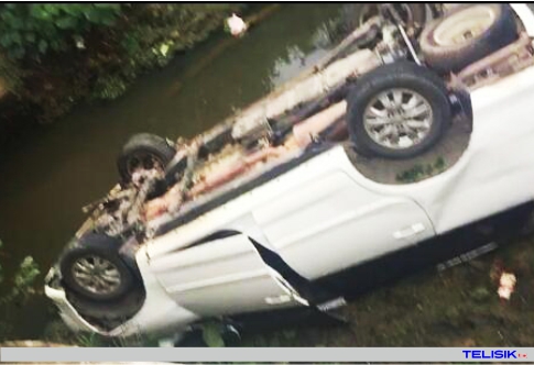 Hilang Kontrol, Mobil  Inova Terjun ke Sungai