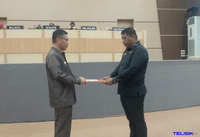 Pemkot Kendari Serahkan Lima Raperda ke DPRD