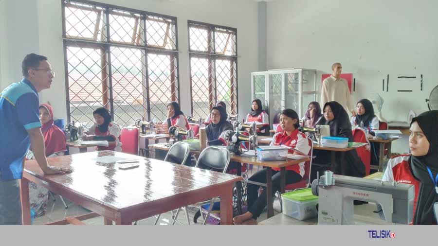 Program Garmen Aparel BLK Kendari Uji Siswa Membuat Kemeja
