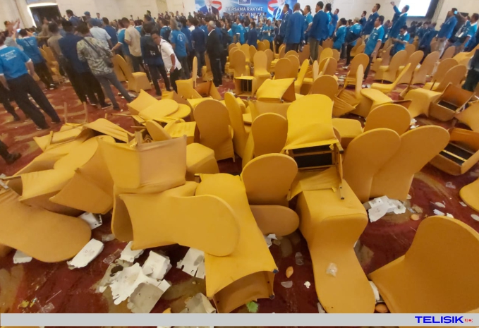 Kongres PAN di Warnai Saling Lempar Kursi