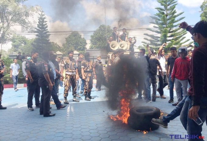 Massa Tolak TKA China Nyaris Adu Jotos dengan Polisi