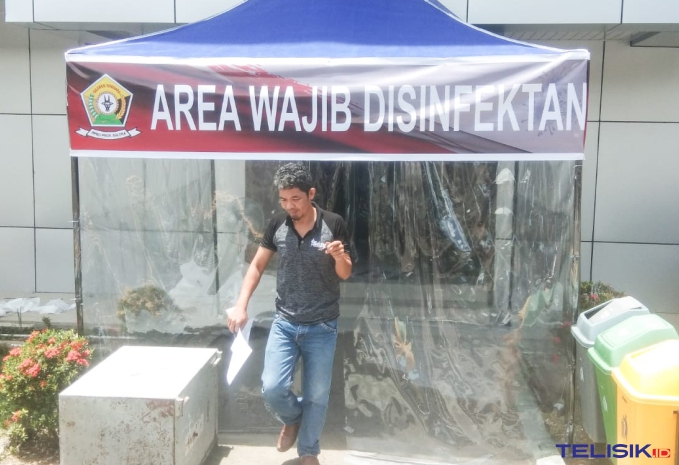 Cegah Penyebaran COVID-19, DPRD Sultra Pasang Area Wajib Disinfektan