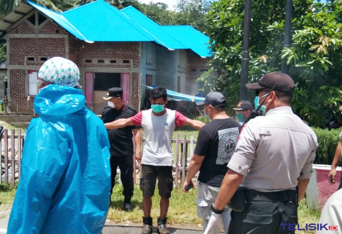 Pemda Konut Semprot Disinfektan Kendaraan yang Masuk dan Keluar