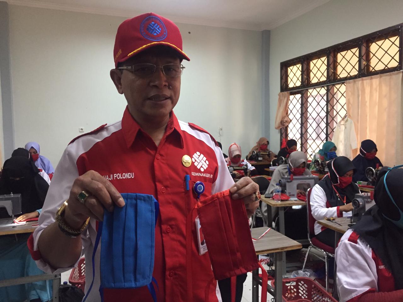 BLK Kendari Bagikan 10.000 Masker Gratis yang Dibuat Sendiri