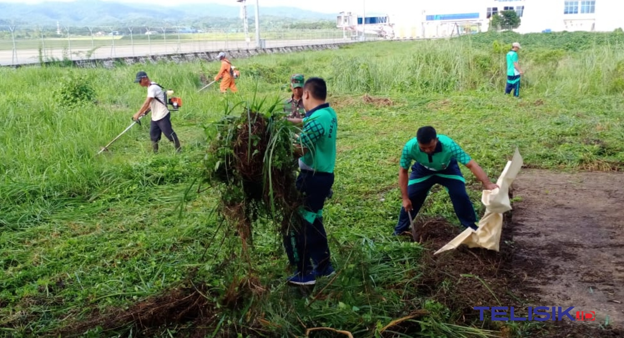 Antisipasi Covid 19, Polisi-TNI AU Kerja Bakti di Sekitar Bandara