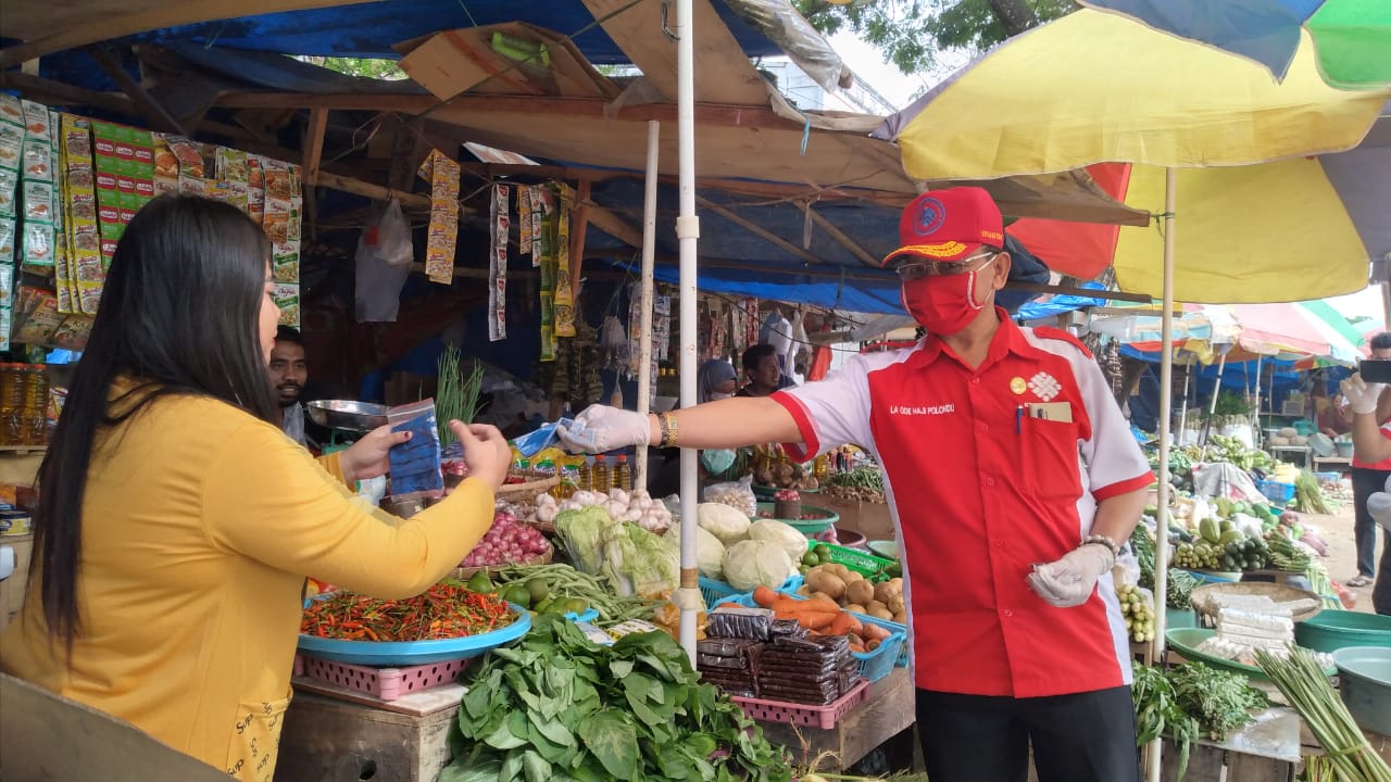 BLK Kendari Bagikan Masker di Tiga Pasar Tradisional