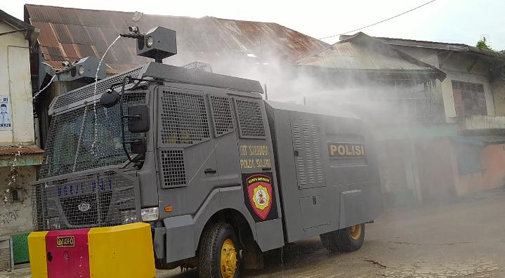 Cegah COVID-19, Polda Semprot Disinfektan Tiga Pasar di Kendari