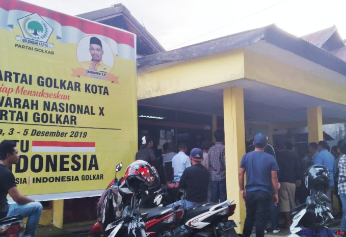 Kantor DPD Golkar Kota Kendari Diserbu Massa Simpatisan Laode Azhar