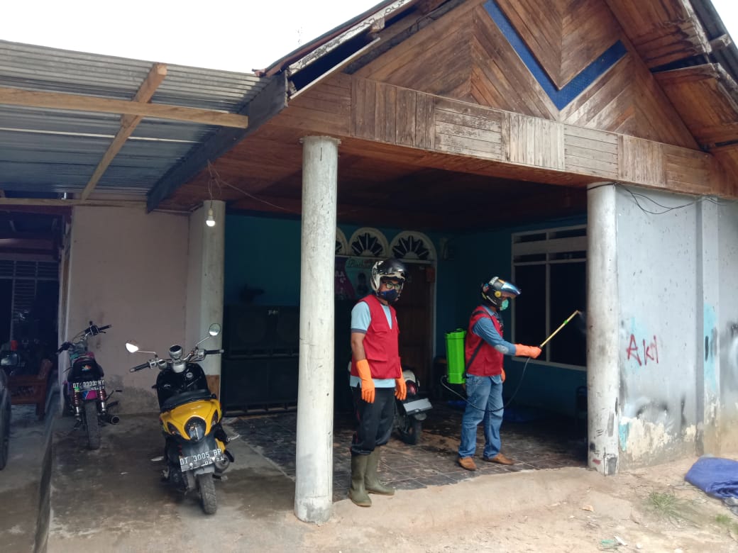 Mantan Pejabat dan Honorer Dinkes Muna Semprot Disinfektan di Rumah Penduduk