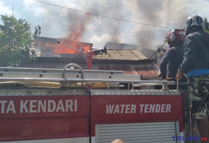 Tiga Rumah di Jalan Boronang Kendari Terbakar