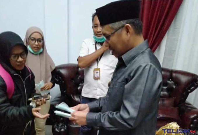 Wali Kota Kendari Berbagi Masker pada Wartawan