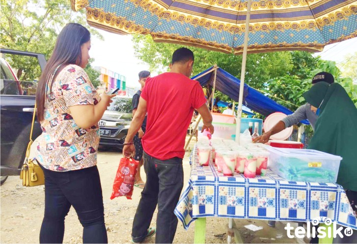 Berkah Penjual Kue di Bulan Ramadan