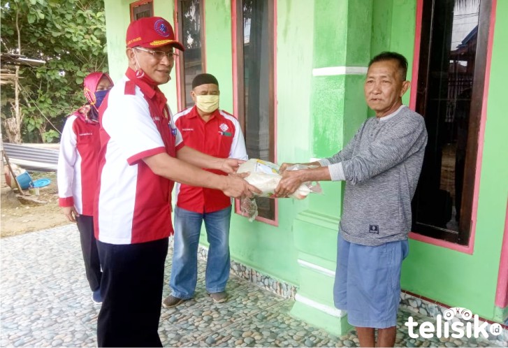 BLK Kendari Bagi Beras dan Uang Tunai untuk Warga Terdampak COVID-19
