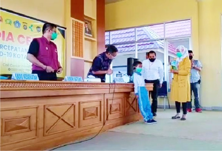 Bocah Kelas 1 SD di Kendari Sumbangkan Tabungannya untuk Tenaga Medis