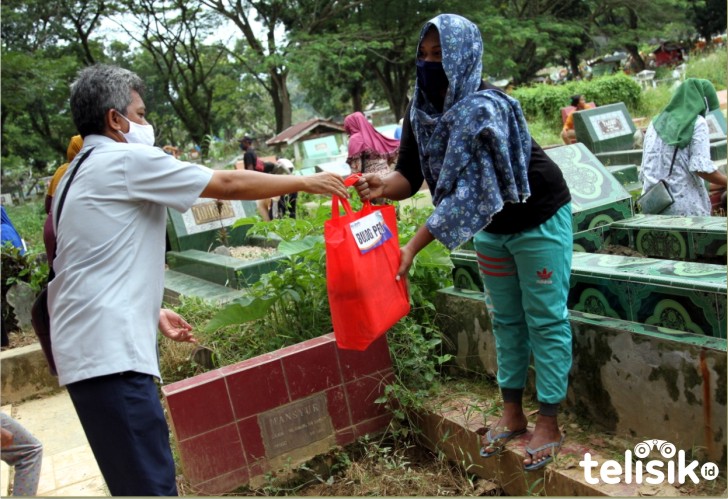 Bulog Sultra Bagi 200 Sembako pada Pembersih Kuburan dan Pemulung