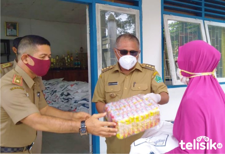 Bupati Konawe Bagikan 250 Paket Sembako di Dua Kelurahan