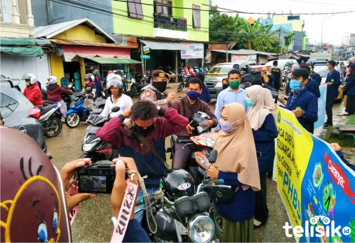 Cegah COVID-19, Mahasiswa Muhammadiyah Buton Bagi Masker Gratis