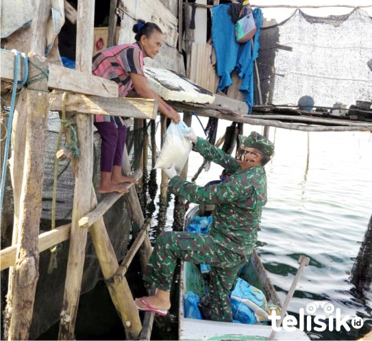 Dandim Kendari Bagi Sembako untuk Warga Bajo