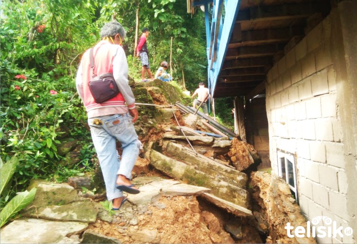 Hujan Mengguyur, Rumah Warga di Kendari Tertimpa Longsor