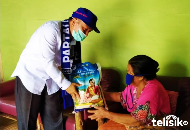 Ketua DPRD Kolut Door to Door Antar Sembako untuk Warga