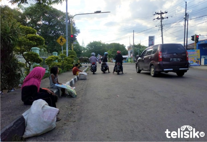 Kisah Dua Remaja Lahir dari Keluarga Pemulung
