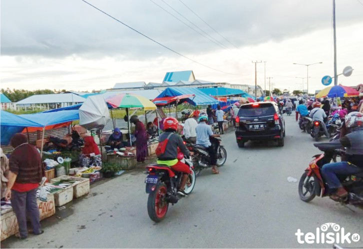 Pasar Laino Makin Semrawut, Pedagang Meluber di Jalan