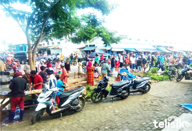 Pasar Ramai Pengunjung, Abaikan Physical Distancing