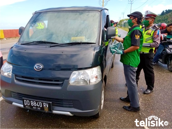 Pengurus DPC PPP Kolut Bagikan Ribuan Masker