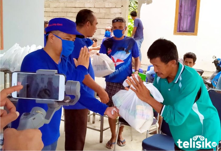 Pengurus Partai Demokrat Kolut  Bagikan Sembako Gratis  