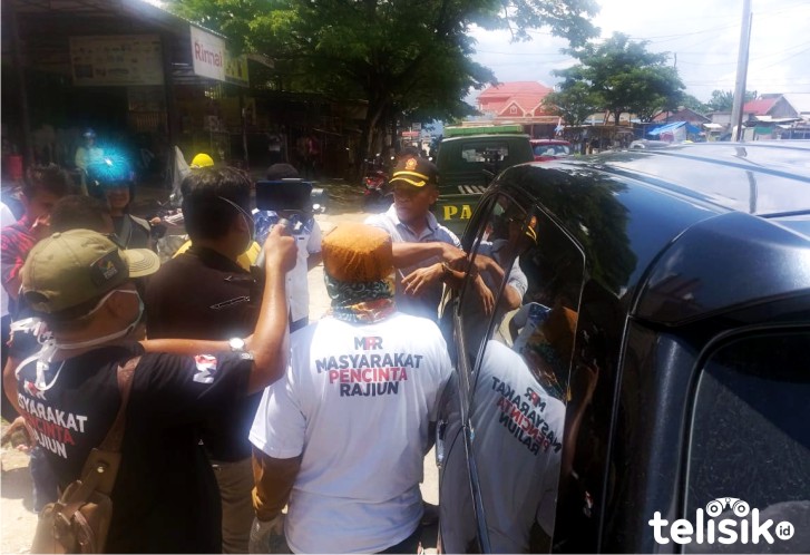 Pol PP Muna Hentikan Penyemprotan Desinfektan oleh Anak Buah Bupati Mubar