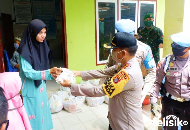 Polda Sultra Bagikan Paket Sembako dan Masker