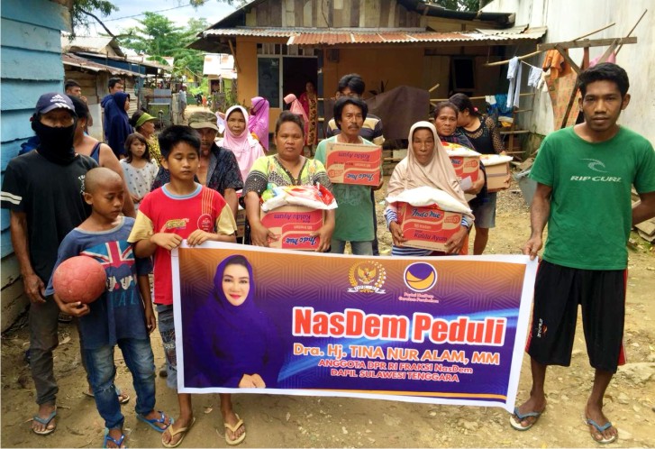 Tina Nur Alam Bagi Sembako ke Warga Miskin