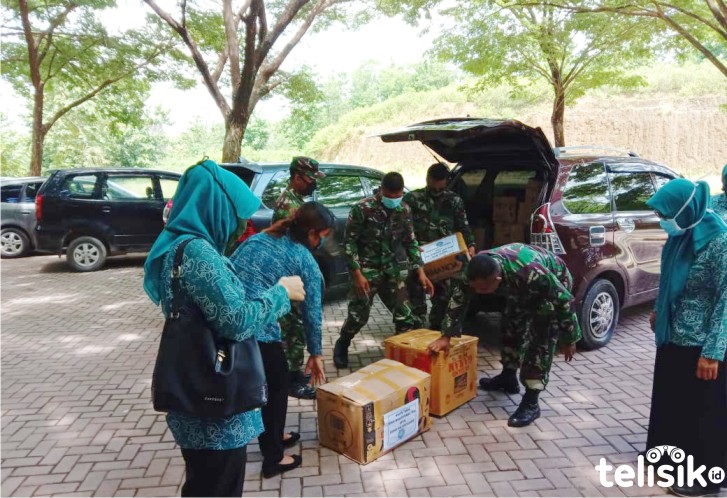 TNI Bantu Penyaluran APD di Muna