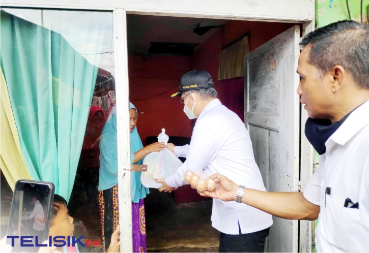 Wali Kota Kendari Bagikan Sembako ke Masyarakat Kurang Mampu