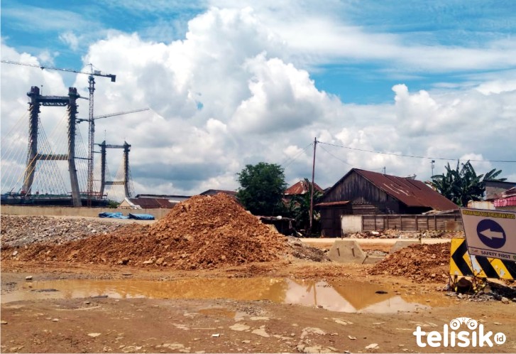 Warga Keluhkan Jalan Sekitar Proyek Jembatan Teluk Kendari