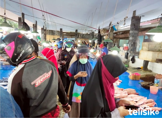 Warga Serbu Pasar Karena Isu akan Tutup Tiga Hari