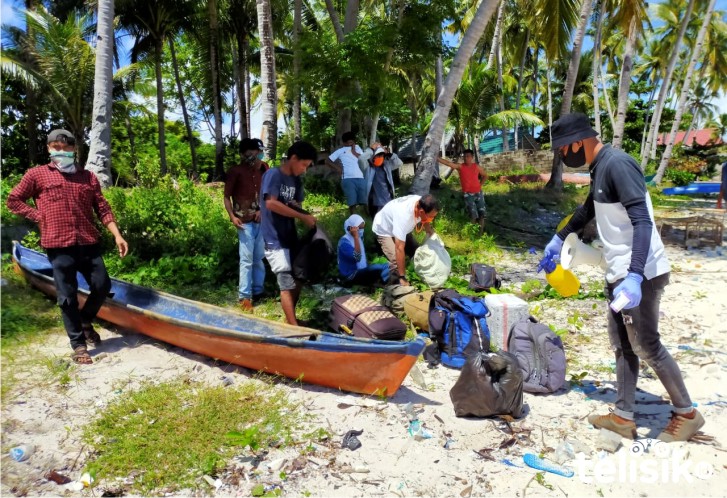Dilarang Berlabuh, Puluhan Penumpang KM Mega Abadi Turun di Tengah Laut