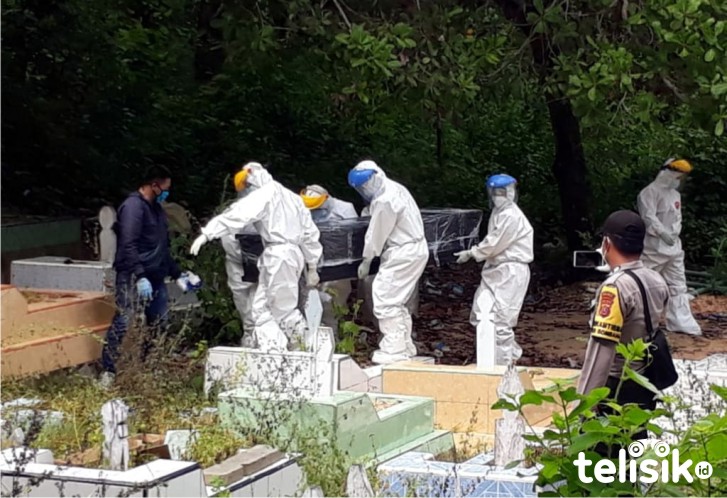 Gunakan APD Lengkap, 16 Personil TNI/Polri Makamkan Jenazah PDP