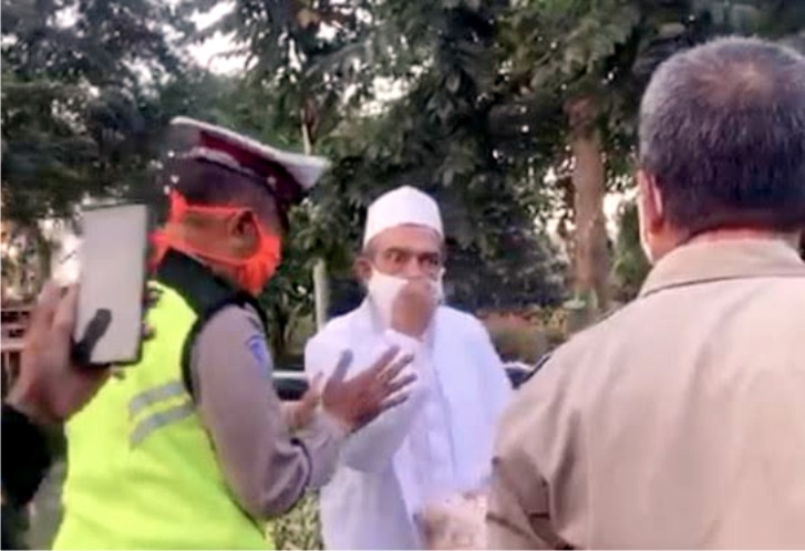 Habib Umar Assegaf Adu Jotos dengan Petugas PSBB