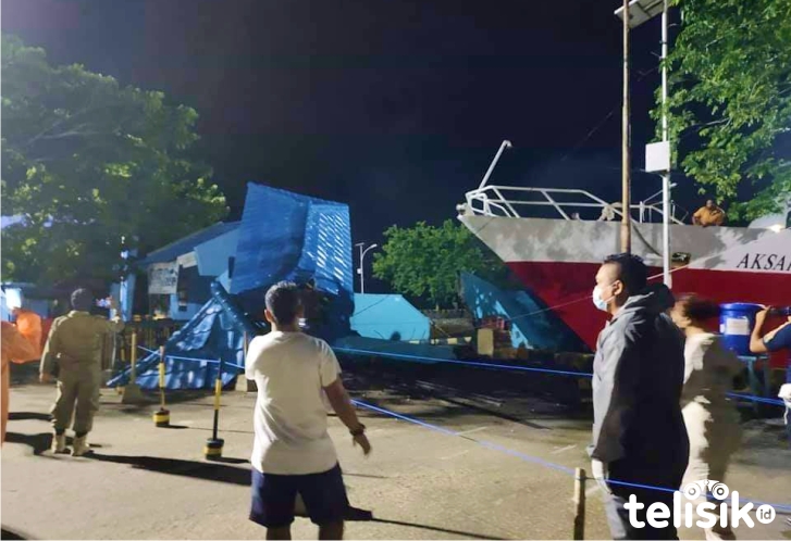 Handle tak Berfungsi, KM Aksar Saputra 08 Tabrak Gerbang Pelabuhan Raha