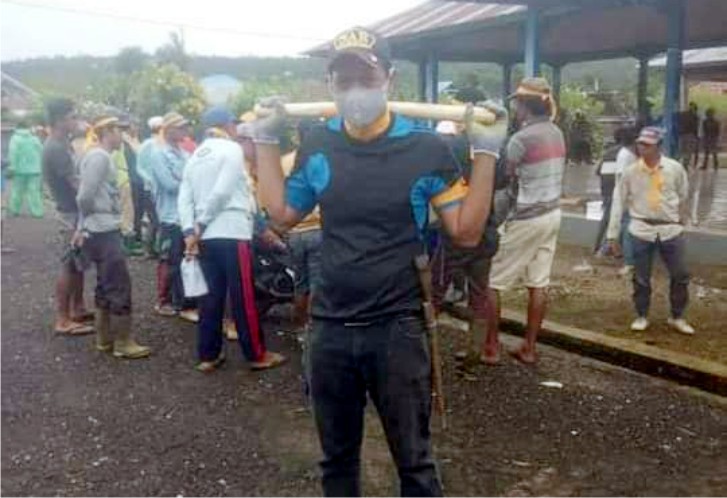 Kenakan Ikat Kepala Kuning, Warga Bali Susuri Hutan Cari Pelaku Pembunuh TNI